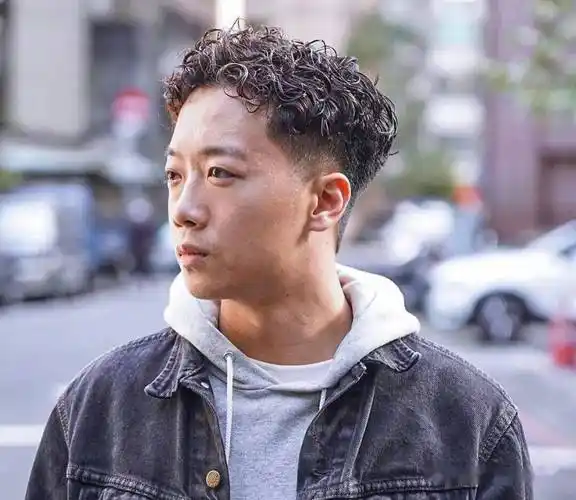 男生烫头发帅到没朋友