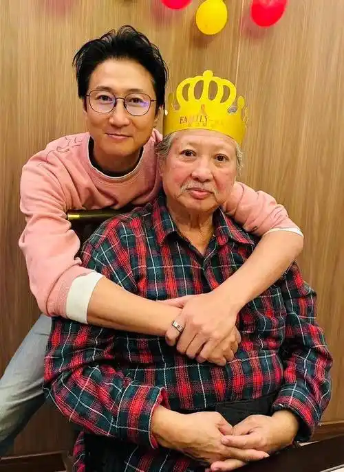 头发花白,尤其是标志性的大肚子格外抢镜,从近照来看,洪金宝