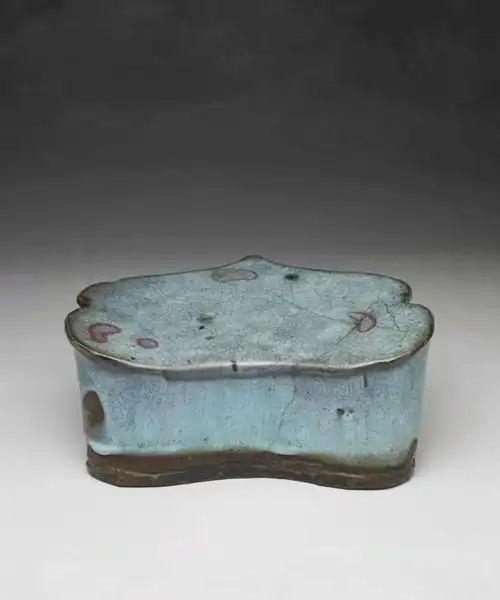 钧窑天青釉紫斑如意枕金元台北故宫博物院