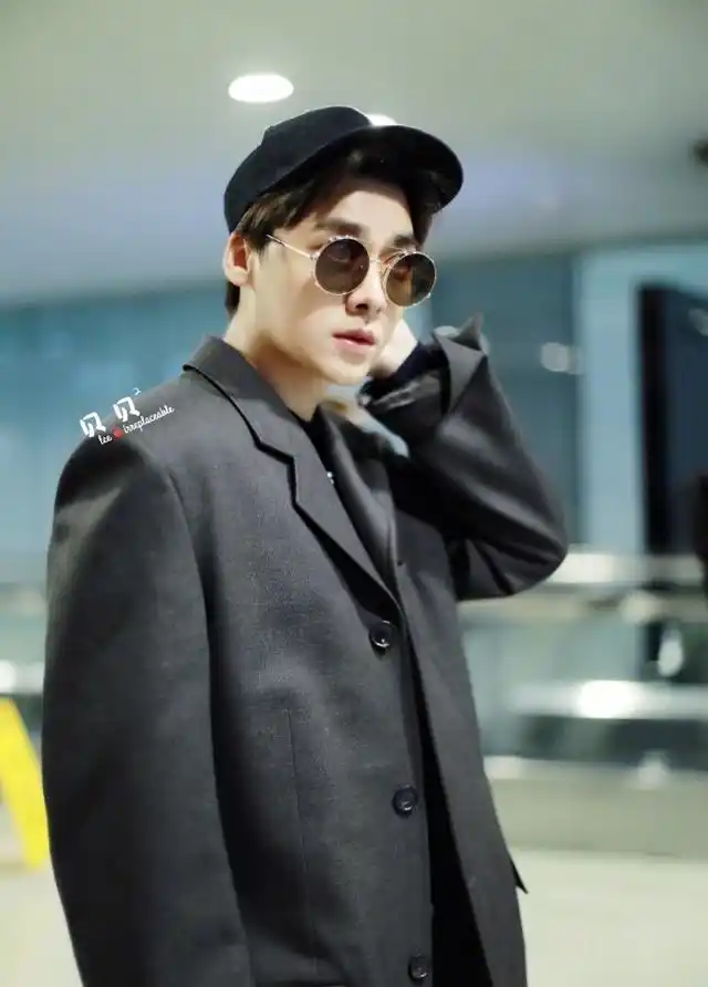 李易峰机场穿超长风衣被拍成一米五,网友:造型师摄像师都该扣鸡腿