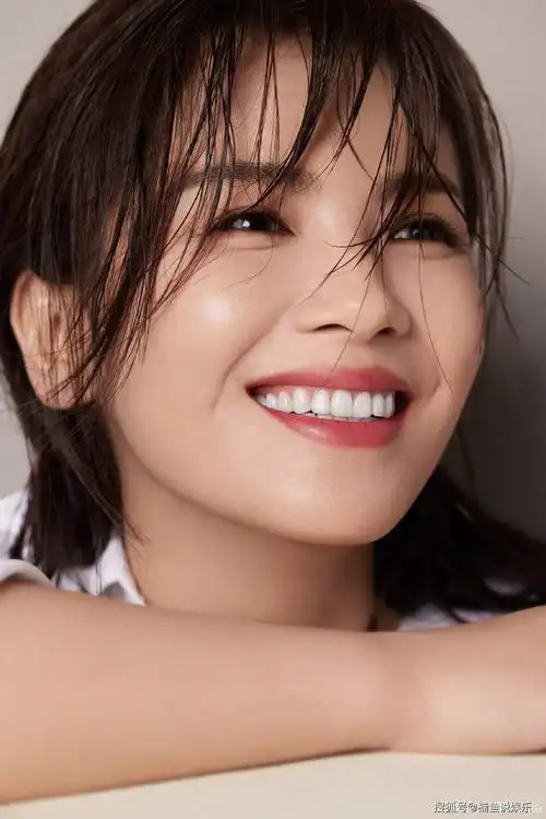 43岁刘涛生日晒湿发美照,白衬衫诠释优雅气质,自信的样子真美