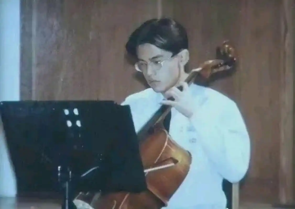 周杰伦中学时期练习大提琴的照片,以前一直很佩服周杰伦的才气,直到我