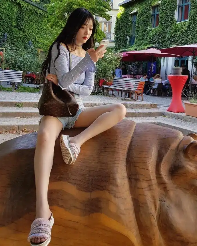 雪莉晒游玩照 穿超短裤坐"河马"依旧豪迈