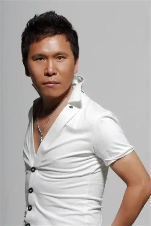 提及李奇龙这个名字,屏幕前的很多网友都是有些懵的,但是看过他照片