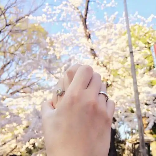 情侣一前一后牵手照片两个人牵手的背影图片情侣牵手照(只要手)一男一