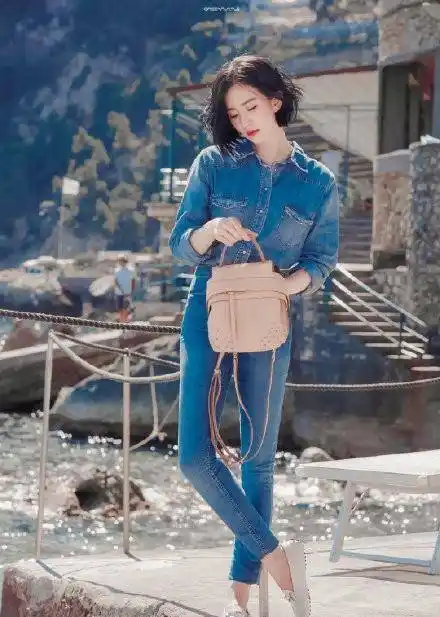 刘诗诗婚后魅力不减,穿衬衫配白色短裤,又美又仙,大长腿很抢镜_牛仔