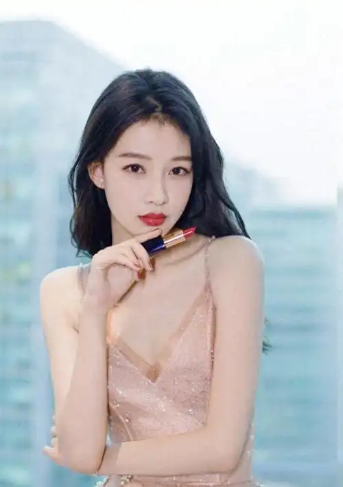 性感的"小野猫"!30岁孙怡热辣妖娆,魔鬼身材腰臀比例绝佳!