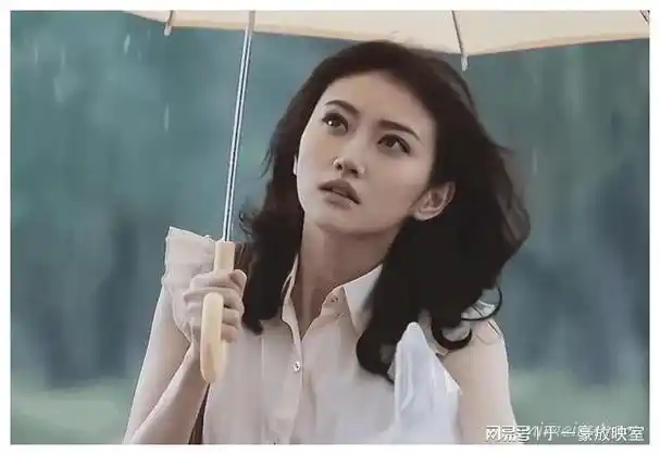 景甜整容出事故了,面部肿胀僵硬,眼睛缩小一倍,女神惨变悲伤蛙