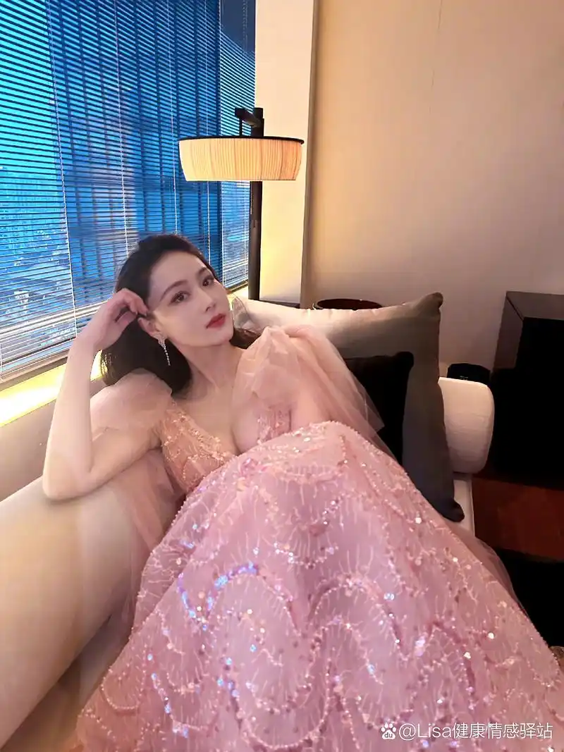 张馨予最新美照,一袭粉色长裙,美的让人窒息,完美的体现了她的优雅与