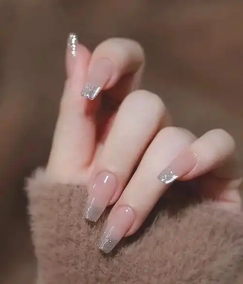 夏日美甲温柔显白透亮法式美甲