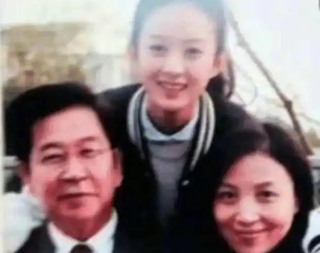 赵丽颖爸爸:农民出身是女儿的坚强后盾,女儿成全村希望让他骄傲_父母
