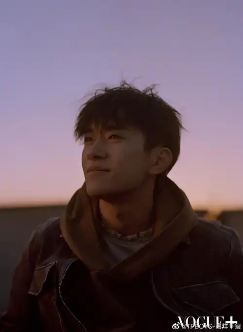 易烊千玺杂志双封面曝光 摇滚墨镜风碰撞温暖文艺风故事感十足