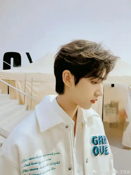 丁程鑫侧拍两宫格##丁程鑫白色字母外套