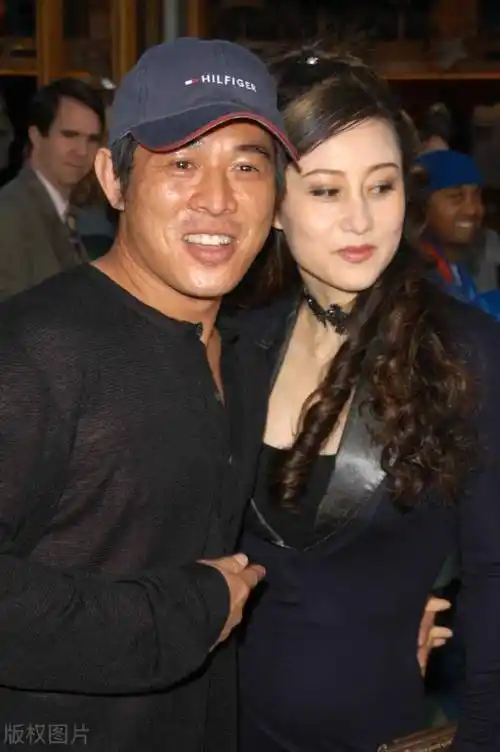 李连杰的第一任妻子是黄秋燕,年轻时候的黄秋燕颜值也是相当之高的,加