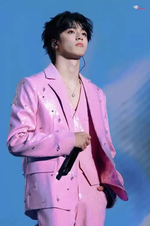 我  在蓝色中醒来    @时代少年团-刘耀文  #今日星拍放送#/#刘