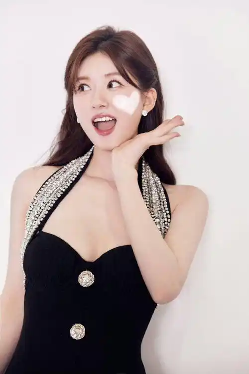 赵露思穿valentino闪片裙甜成人间水蜜桃! 长腿直角肩齐发身材超好