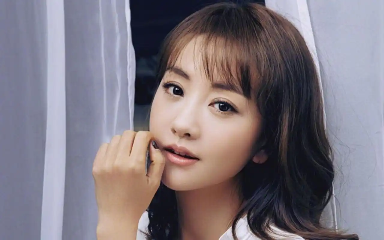 杨蓉巴黎街头漫步气质迷人街拍壁纸高清大图预览1920x1200_大陆明星