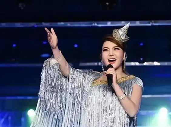 她继承了草原儿女的能歌善舞,小小年纪就展露出了不俗的天赋.