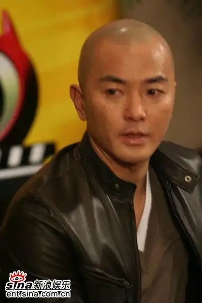 图文:《霍元甲》主演做客新浪--郑伊健光头造型