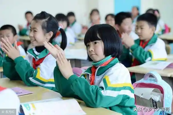 小学生穿校服冬装