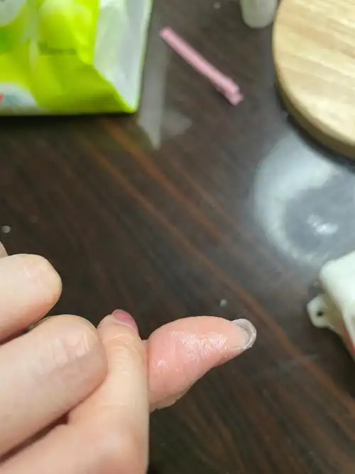 502胶水弄手上5分钟快速去掉