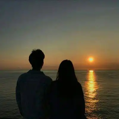 背景很意境的情侣背影头像