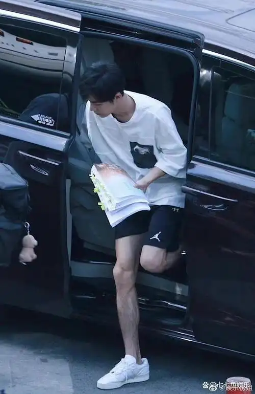 肖战腿毛上热搜了,确实好长呀