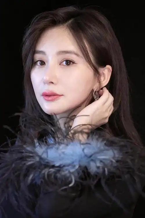 去学校选美,霸占警花10余年,与12名女星有染(重庆12女明星都有谁)