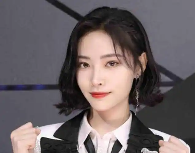 鞠婧祎和许佳琪同台录快本,小鞠的鞋子太抢镜,真怕一不小心崴脚_发展