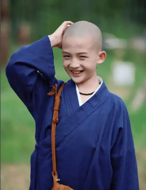 认真的表情,标准的武术动作萌翻网友,被网友评为"少林寺最萌小和尚".