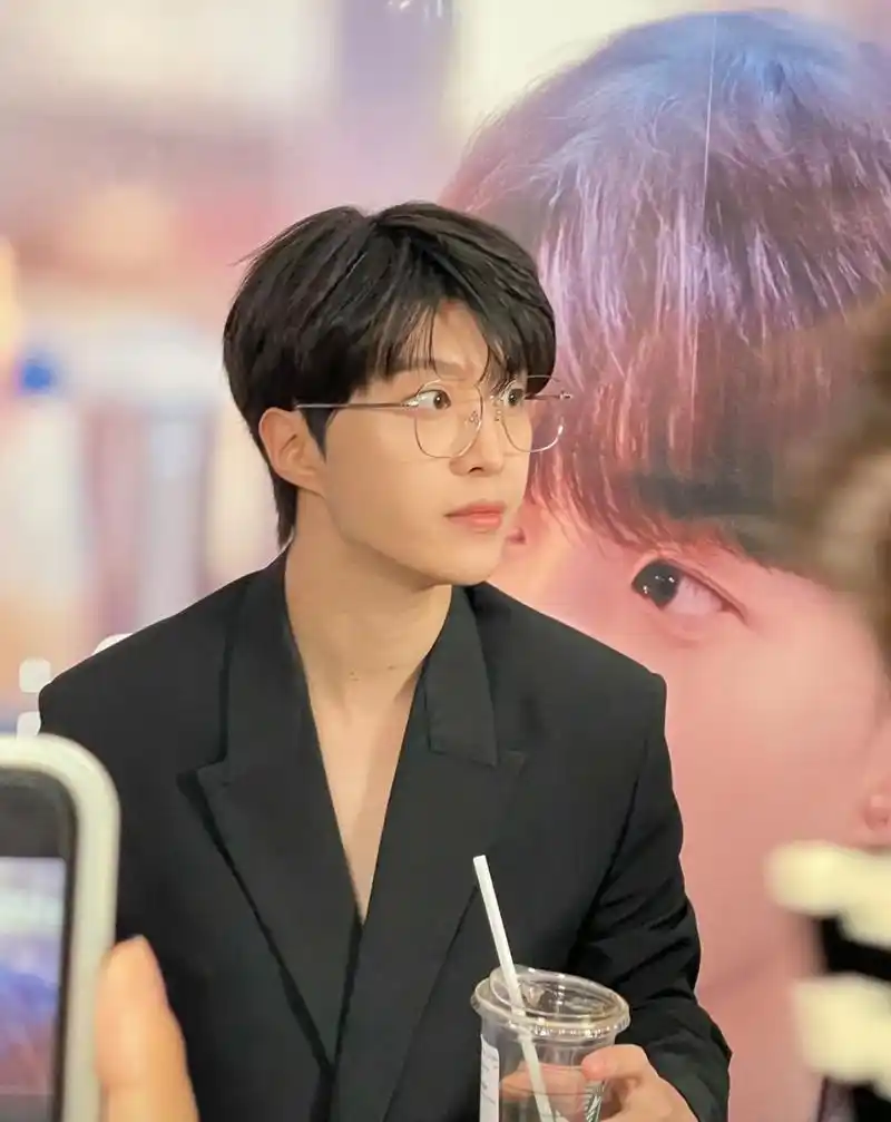 范丞丞真空西装造型