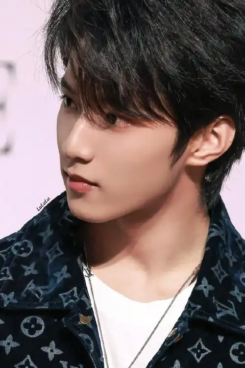 刘耀文超话我永恒的灵魂注视你眼睛@时代少年团-刘耀文#刘耀文叁重楼