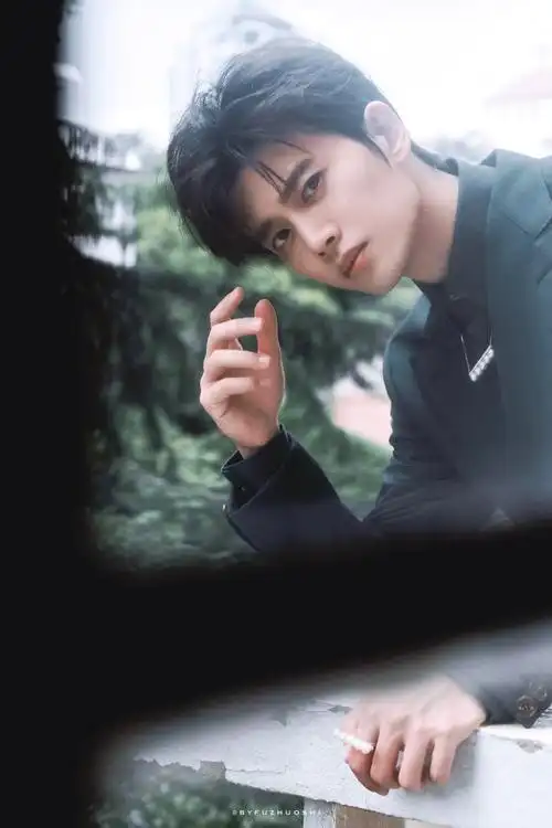 任嘉伦孔雀绿西装