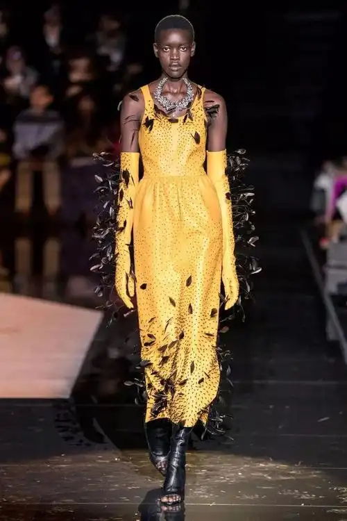 2019秋冬高定时装周上的创意造型设计