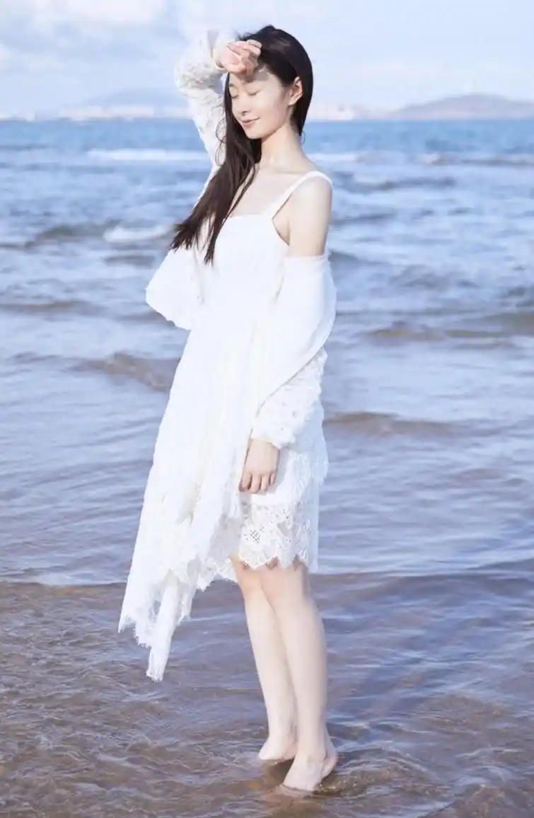 宋轶晒出海边游玩照终于放弃半永久妩媚眼线伪素颜好清纯