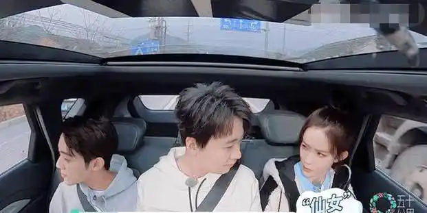 节目中张翰开车,苏芒坐在前排,赖冠霖和郭麒麟