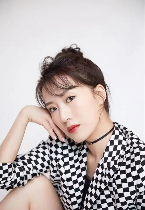 李念的穿搭越来越网红范儿了