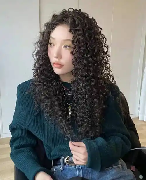 大城市女人偏爱烫小卷?原因是什么?_卷发_发型_心理