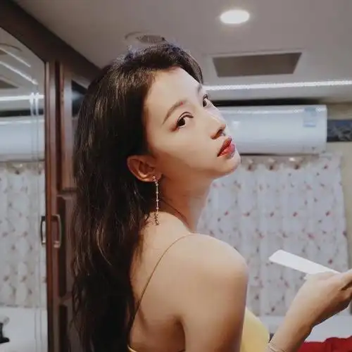 孙怡昨天征图换头像我从粉丝那里偷图了