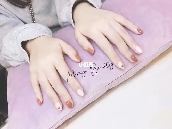 豆沙粉跳色美甲