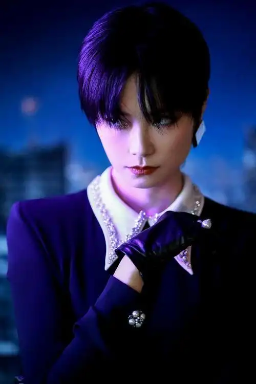 人气明星李宇春今晚时尚芭莎派对最新红毯造型图出炉啦!又飒又美