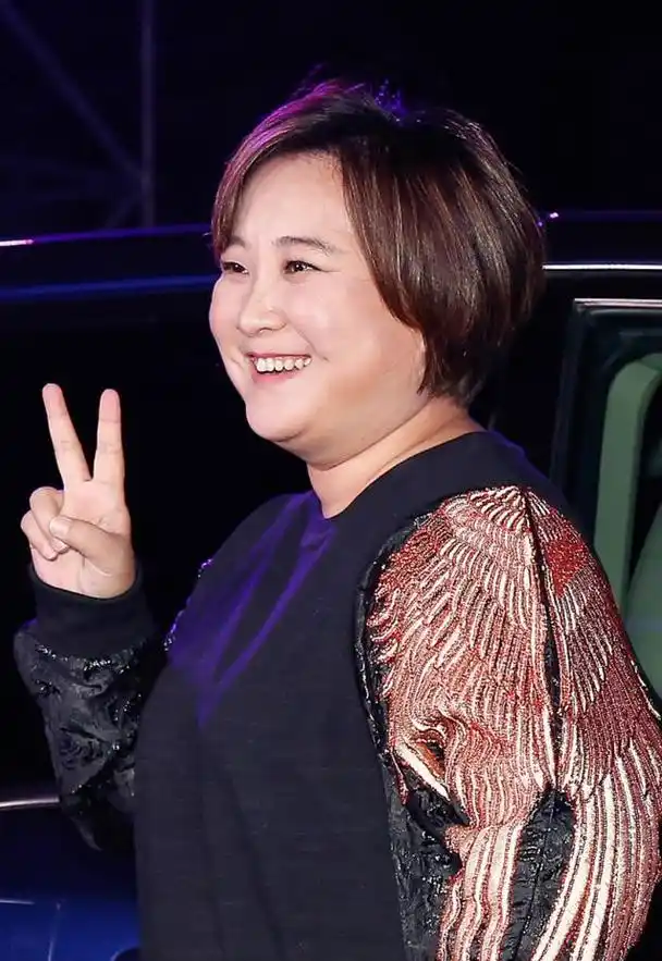 贾玲短裙亮相脸蛋圆圆笑出双下巴 网友:玲姐最可爱