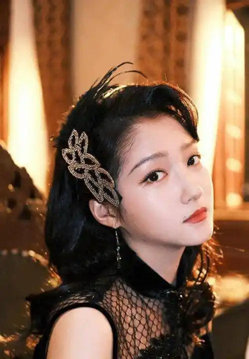 关晓彤流苏黑裙搭配蕾丝手套,散发着迷人的女人味_魅力_时尚_黑色