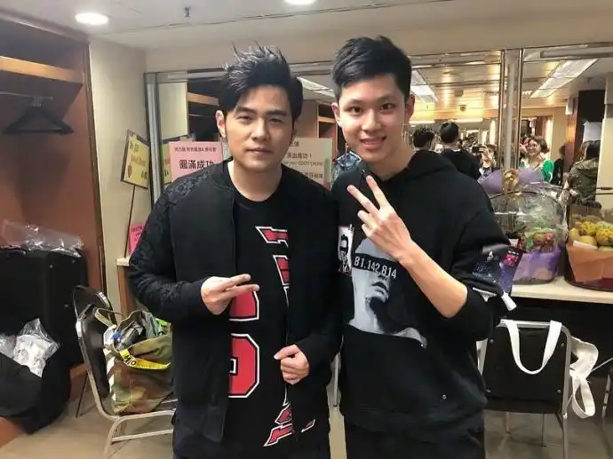 周杰伦与粉丝合影,你有没有羡慕嫉妒恨呢?