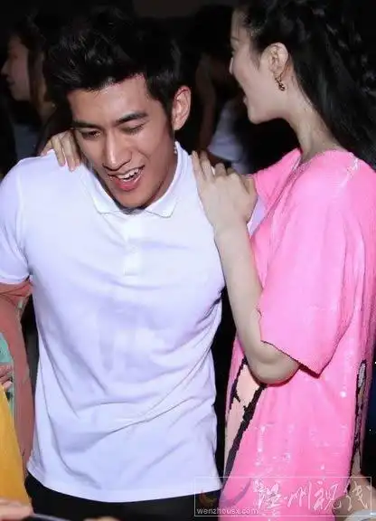 > 正文  范冰冰一夜惊喜mv发布会:范冰冰粉色短裙很萌,范冰冰携李治廷