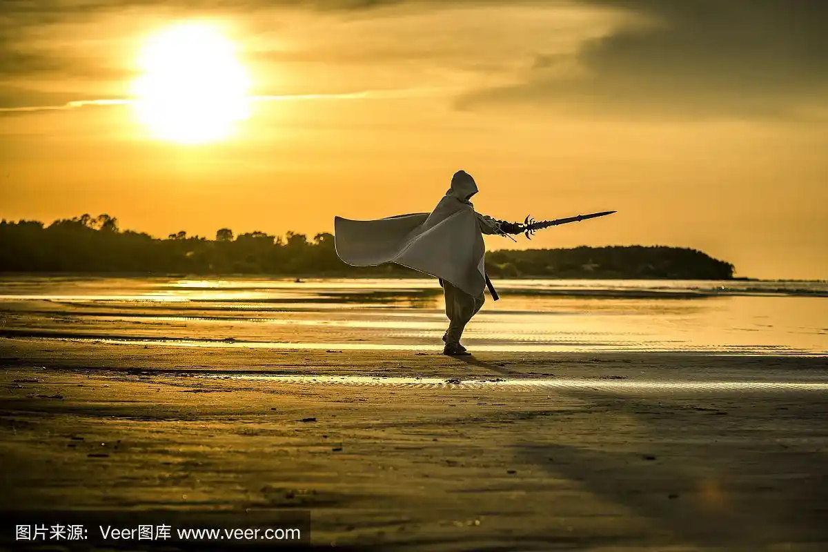 刺客的肖像在白色服装与剑在海上.