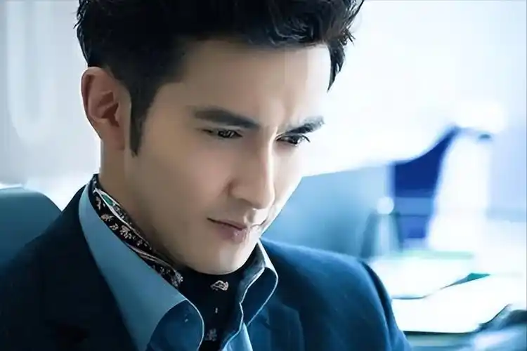 到了北京之后有人联系他,建议高伟光去参加一个模特大赛.