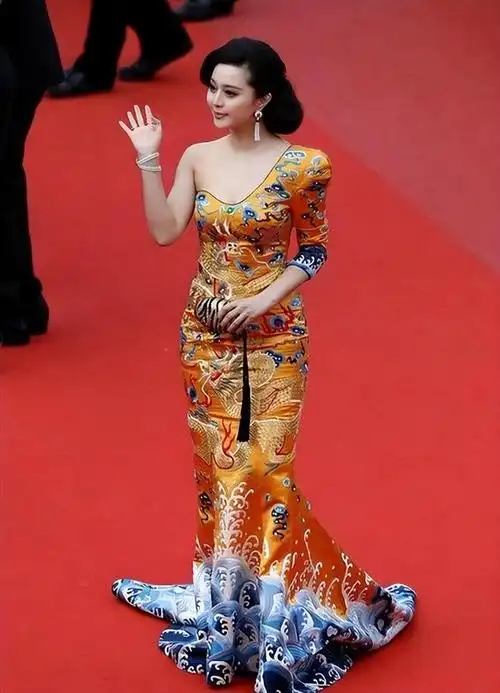 范冰冰惊艳戛纳红毯一袭猛虎下山礼服女王范十足真给国人长脸