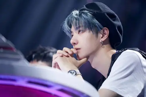 王一博-王一博穿3500t恤现身机场,脖子上挂包包引热议,网友:宝藏男孩