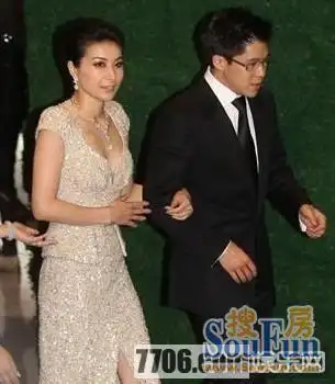 两人还在霍家的私人游艇上上演"海战门"春光大戏,霍启刚为了讨得她的